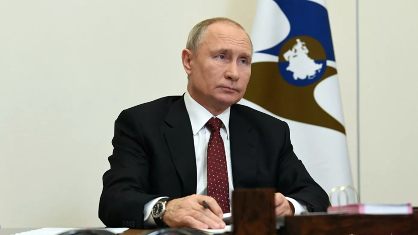 Путин пообещал проработать вопрос страхования учителей в пандемию