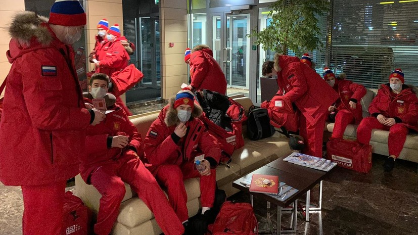 Проблемы с багажом, задержка рейса и песни «Ленинграда»: как сборная России по хоккею добиралась до Канады перед МЧМ