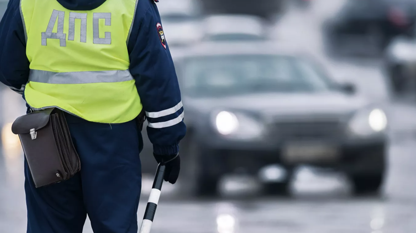 В Череповце сотрудники ДПС спасли пешеходов от наезда автомобиля