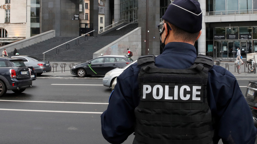 Мужчина захватил заложников недалеко от Парижа