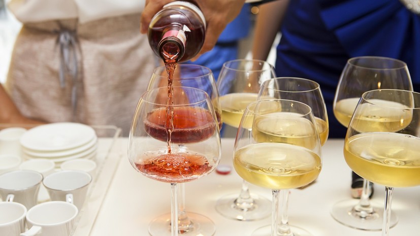 Нарколог рассказал об опасности закусывания алкоголя жирной едой