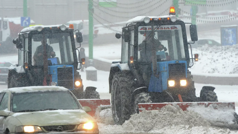Более 2600 рабочих задействованы в уборке дорог Подмосковья из-за снегопада