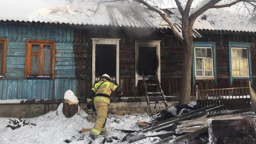 Четыре человека погибли при пожаре в жилом доме в Новосибирске