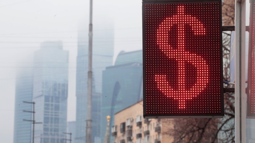 С оглядкой на пандемию: как менялся курс рубля в 2020 году