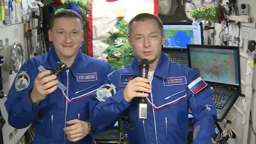 Российские космонавты на МКС поздравили землян с Новым годом