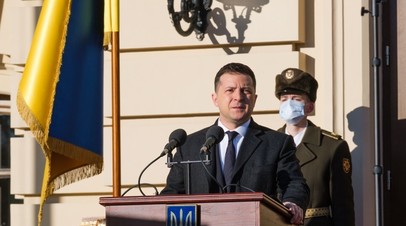 Владимир Зеленский выступает перед входом в Мариинский дворец