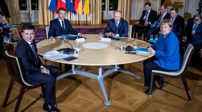 Президент РФ Владимир Путин, французский лидер Эммануэль Макрон, канцлер ФРГ Ангела Меркель и президент Украины Владимир Зеленский на саммите в Париже 9 декабря 2019 года