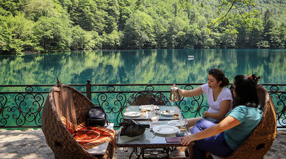 Отдыхающие около Нижнего Голубого озера в Кабардино-Балкарии. Кабардино-Балкария стала единственным регионом Северного Кавказа, вошедшим в перечень туристических направлений, где будет предусмотрен кешбэк за отдых для россиян