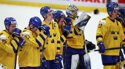 Хоккеисты сборной Швеции после поражения в матче молодёжного чемпионата мира 2020 года