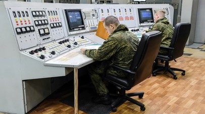 Военнослужащие во время боевого дежурства в приборном зале радиолокационной станции