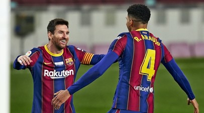 Футболисты «Барселоны» Лионель Месси и Рональд Араухо