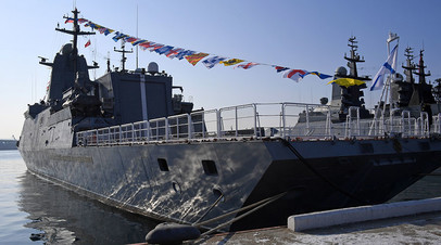 Новейший корвет «Герой России Алдар Цыденжапов» на причале Тихоокеанского флота на Корабельной набережной во Владивостоке