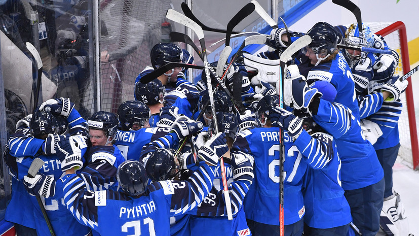 Появилось видео, как Аскаров в одиночестве наблюдает за радостью финских хоккеистов после матча