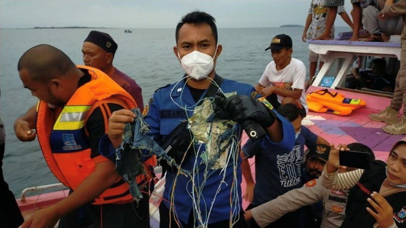 На борту разбившегося в Индонезии лайнера находились 65 человек