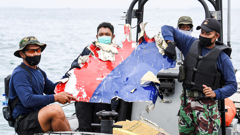 «Мы находим в море много обломков»: в Индонезии прошла операция по поднятию фрагментов упавшего Boeing