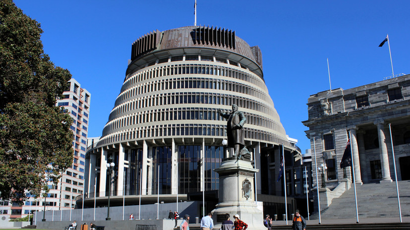 Мужчина топором разбил двери парламента Новой Зеландии
