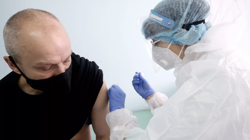 Мурашко призвал вакцинированных россиян продолжать носить маски