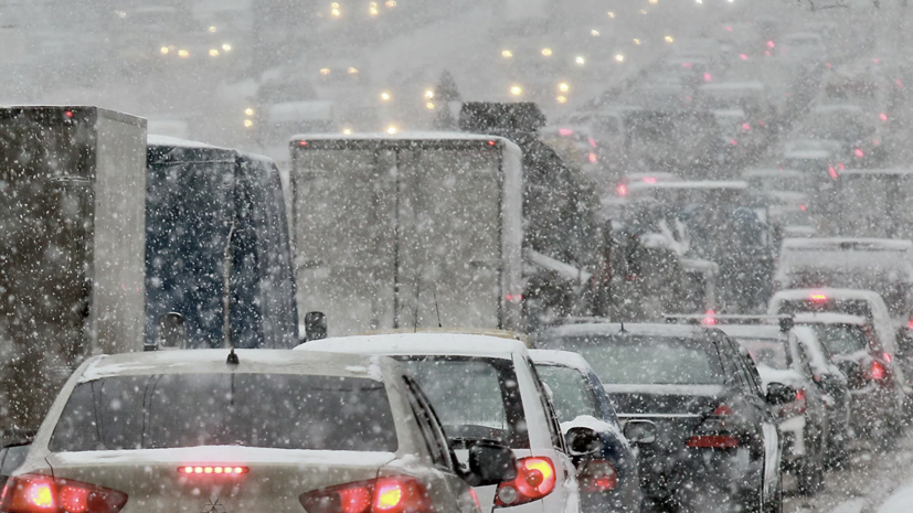 Водителей в Краснодаре попросили не пользоваться личным транспортом из-за снегопада