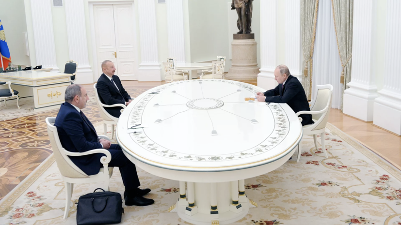 Путин обсудил с членами Совбеза итоги московской встречи по Карабаху