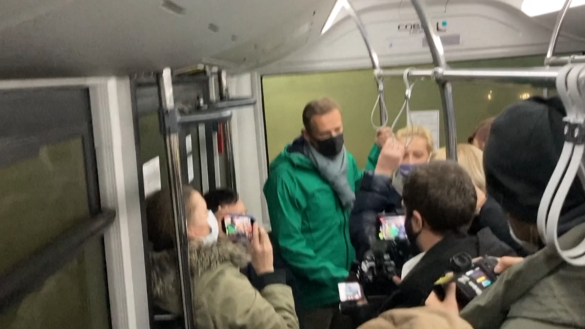 Навальный в Шереметьево. Навальный в аэропорту. Задержание Навального в аэропорту. Навальный в электричке. Наказание блогеров