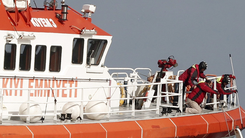 Турецкие спасатели возобновили поиски моряков с затонувшего сухогруза