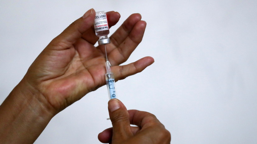 Министр здравоохранения Аргентины привился вакциной «Спутник V»