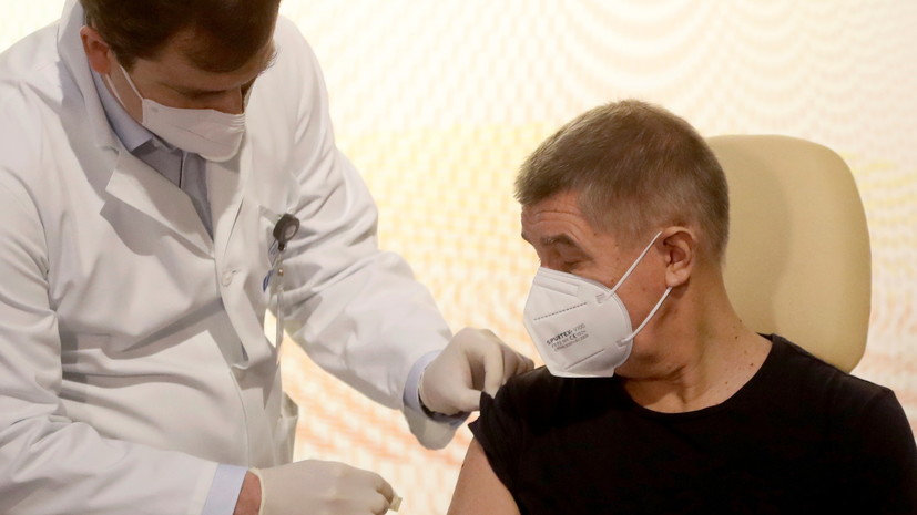 Премьер Чехии вакцинировался от коронавируса