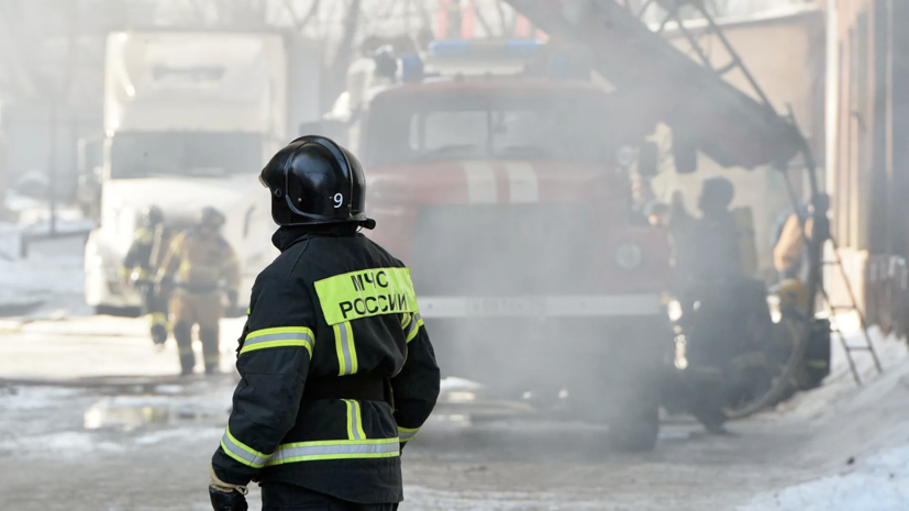 Один человек погиб и один пострадал во время пожара на заводе в Уфе