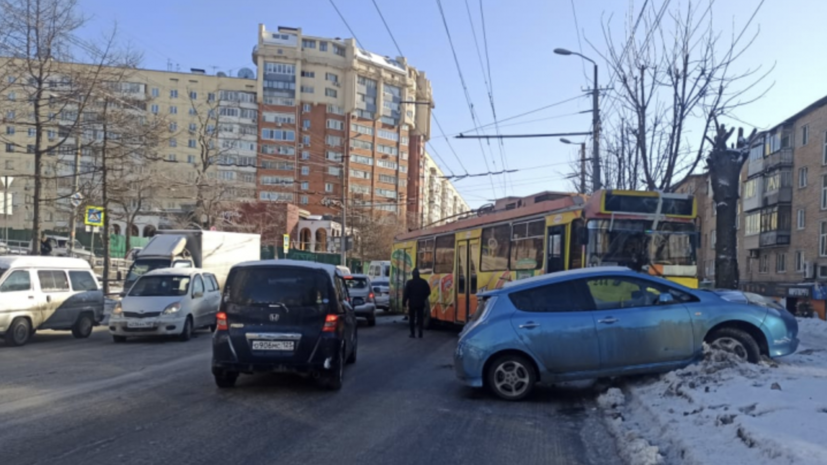 Троллейбус столкнулся с четырьмя автомобилями во Владивостоке