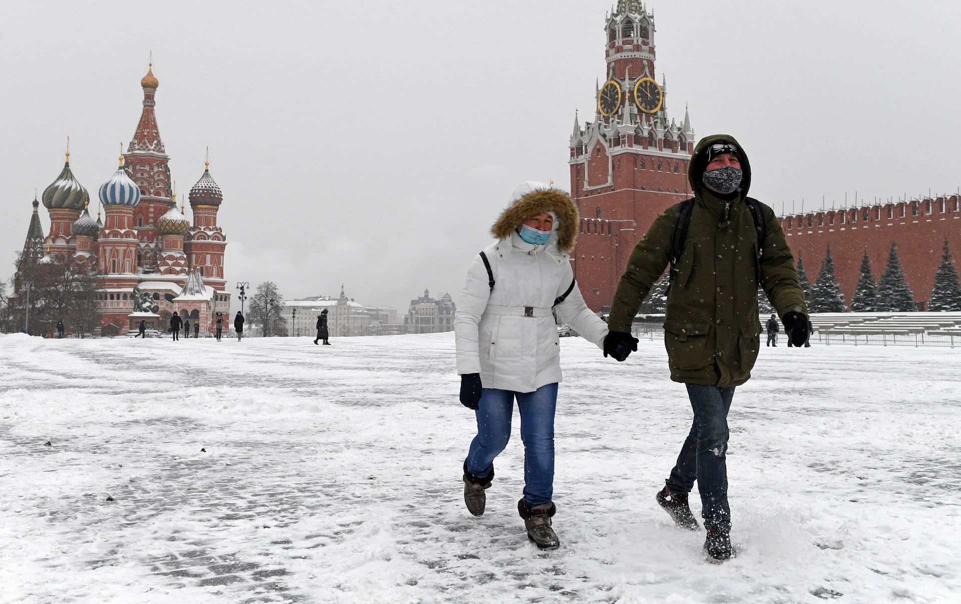 Зовет жить в москву. Люди в Москве зимой. Люди на красной площади. Москва люди. Знаменитости на красной площади.
