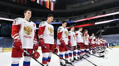 Хоккеисты молодёжной сборной России после поражения от команды Финляндии в матче за бронзовые медали МЧМ-2021