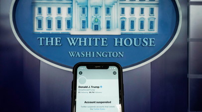 Символика Белого дома и изображение заблокированного аккаунта в Twitter Дональда Трампа на экране мобильного телефона