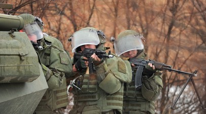 Военнослужащие ВС РФ во время учений
