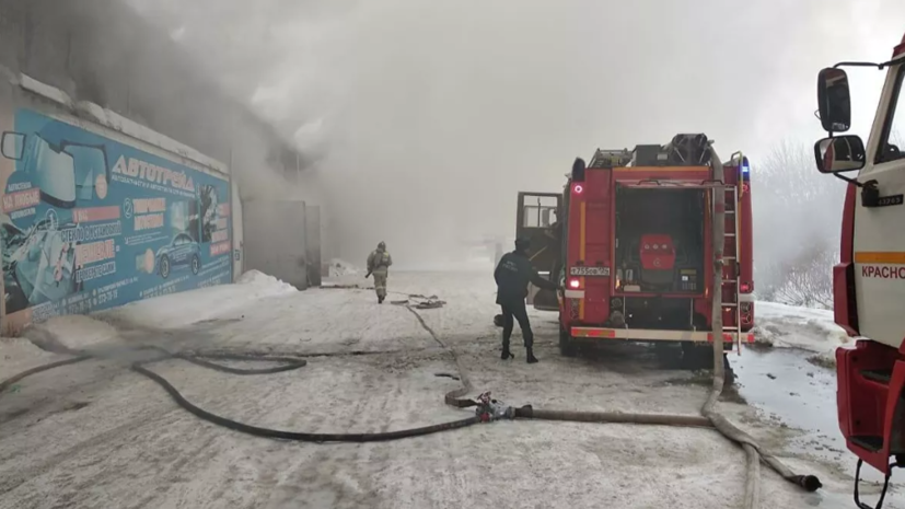 Трое пожарных пропали при тушении пожара на складе в Красноярске