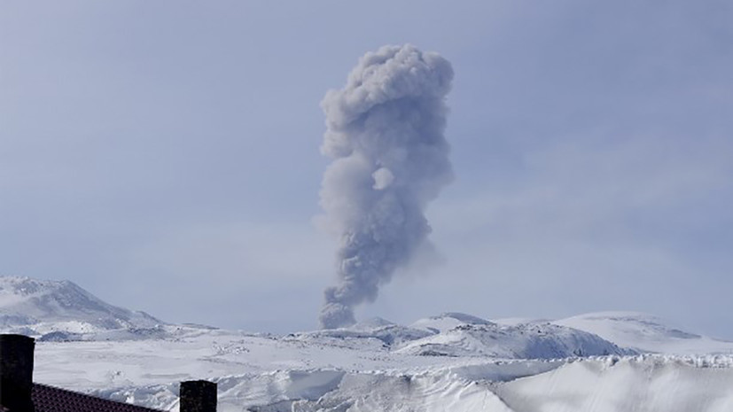 Вулкан Эбеко на Курилах выбросил пепел на высоту до 2 км