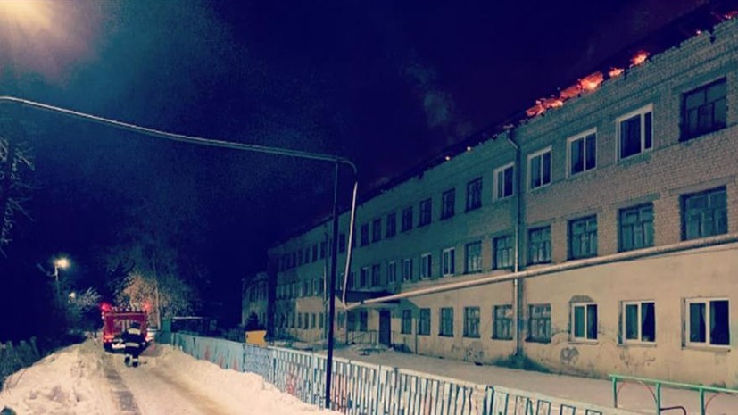 Режим ЧС ввели в райцентре под Саратовом из-за крупного пожара в школе