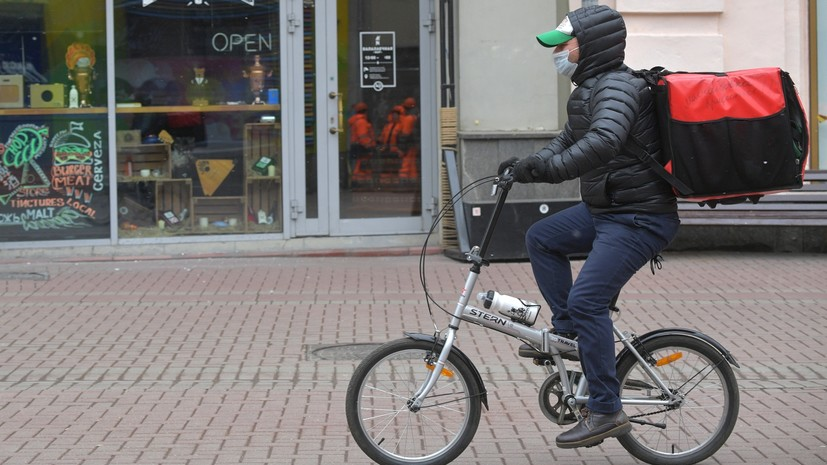 Эксперт оценил ситуацию с заработной платой курьеров