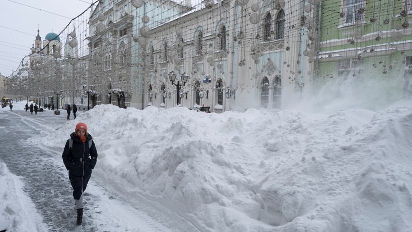 «Даже если не побьём рекорд, то приблизимся к нему»: в Москве не прекращается аномальный снегопад