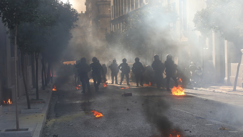 В Греции полиция применила слезоточивый газ против протестующих