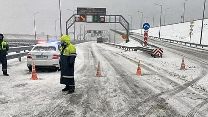 В Крыму с помощью спецтехники из снежных заносов достали 53 автомобиля