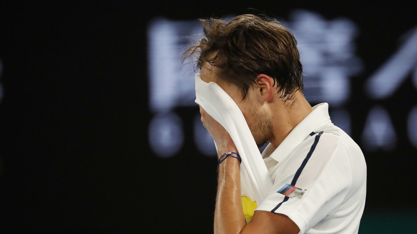 Медведев проиграл второй сет в матче с Джоковичем в финале AO 2021