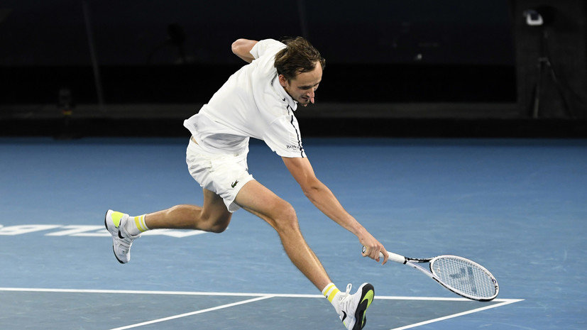 Медведев сломал ракетку в финале Australian Open
