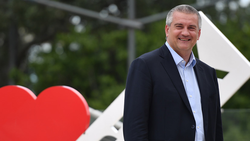 Власти Крыма поздравили жителей с Днём защитника Отечества