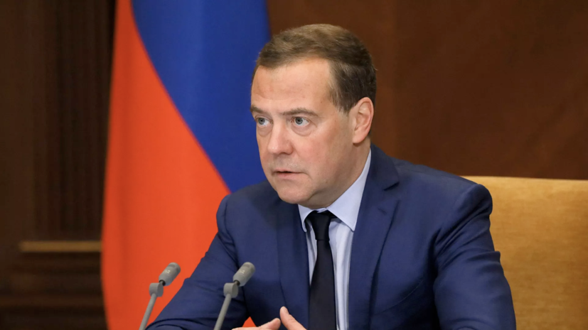 Медведев поздравил россиян с Днём защитника Отечества