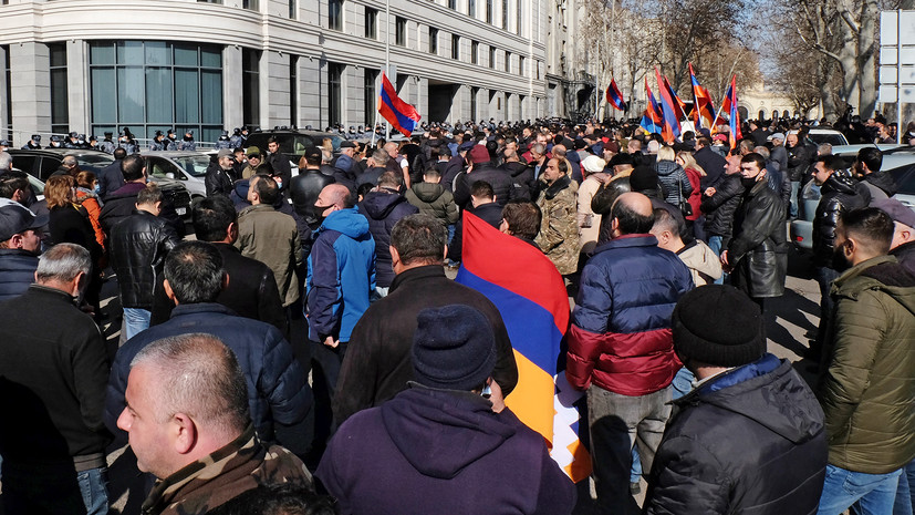 Акции у резиденции премьера и встреча президента с главой Генштаба: как проходит второй день протестов в Армении