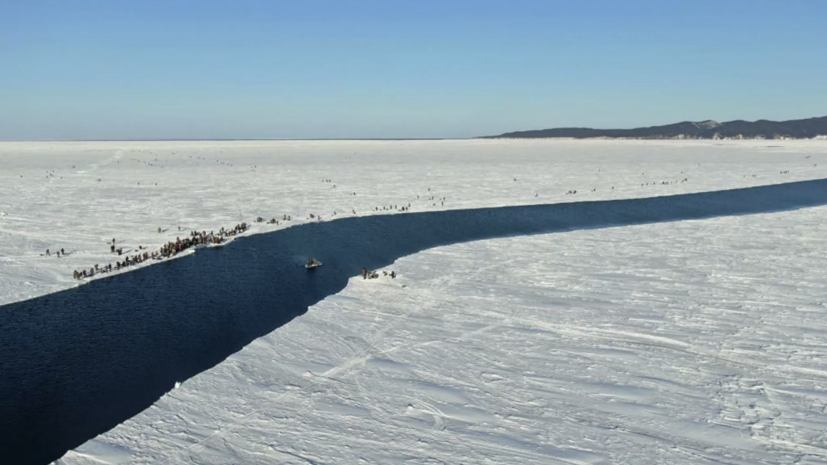 На Сахалине спасли со льдины 26 рыбаков