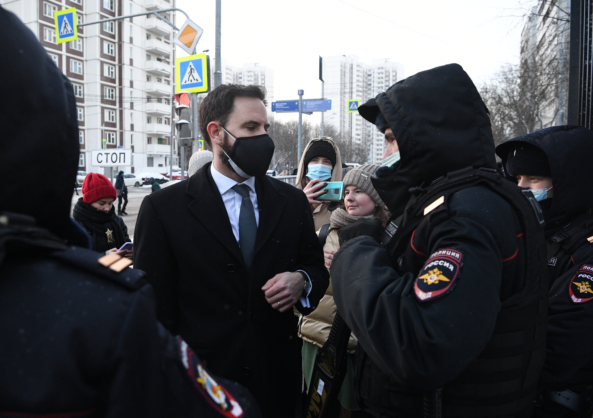 Иностранные суды. Сотрудники посольства Великобритании в Москве. Дипломаты на суде Навального. Машины иностранных дипломатов Навальный. Митинг у посольства Великобритании в Москве.