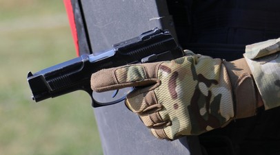 Пистолет Ярыгина в руке военнослужащего