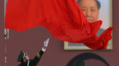 Китайский национальный флаг на площади Тяньаньмэнь в Пекине