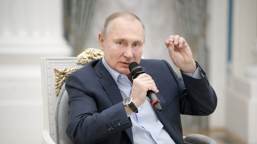 Путин выступил за более активное участие волонтёров в политике